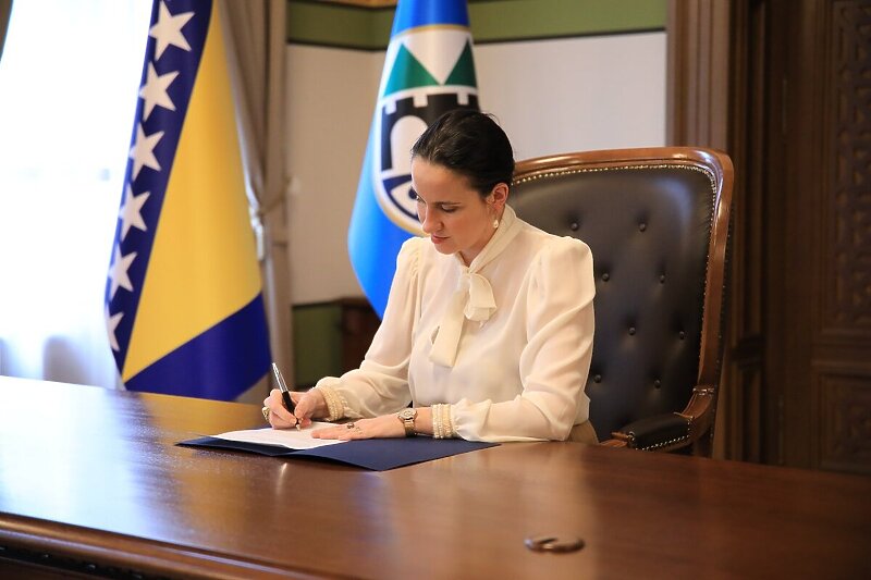 Karić potpisala svoju prvu zvaničnu odluku