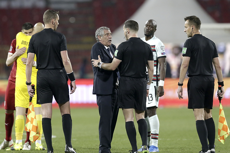 Danny Makkelie s pomoćnicima nakon meča između Srbije i Portugala (Foto: EPA-EFE)