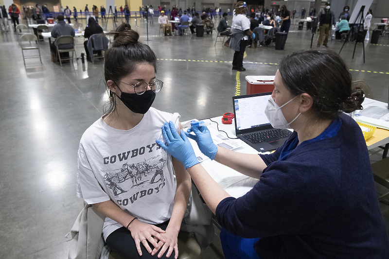 Da li će se uvesti obavezna vakcina i protiv koronavirusa? (Foto: EPA-EFE)