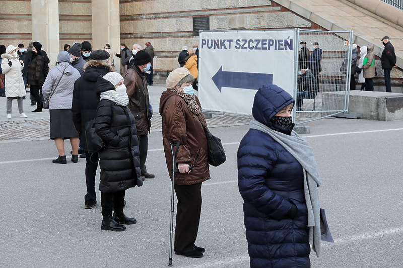 Red ispred punkta za vakcinaciju u Poljskoj (Foto: EPA-EFE)