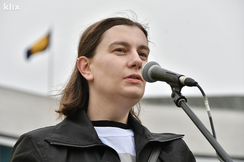 Edina Gugać obratila se učesnicima protesta (Foto: I. Š./Klix.ba)