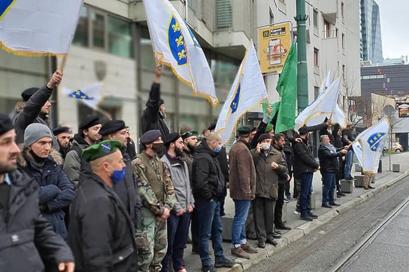 Protesti ispred Ambasade Slovenije u Sarajevu (Foto: Facebook)