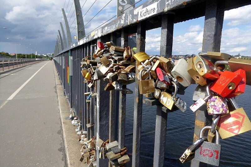 Katanci na mostu Västerbron u Stokholmu (Foto: Altaso Bscura)