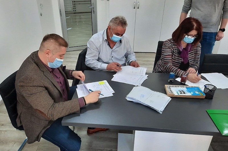Potpisivanje ugovora predstavnika Madija i Agromixa