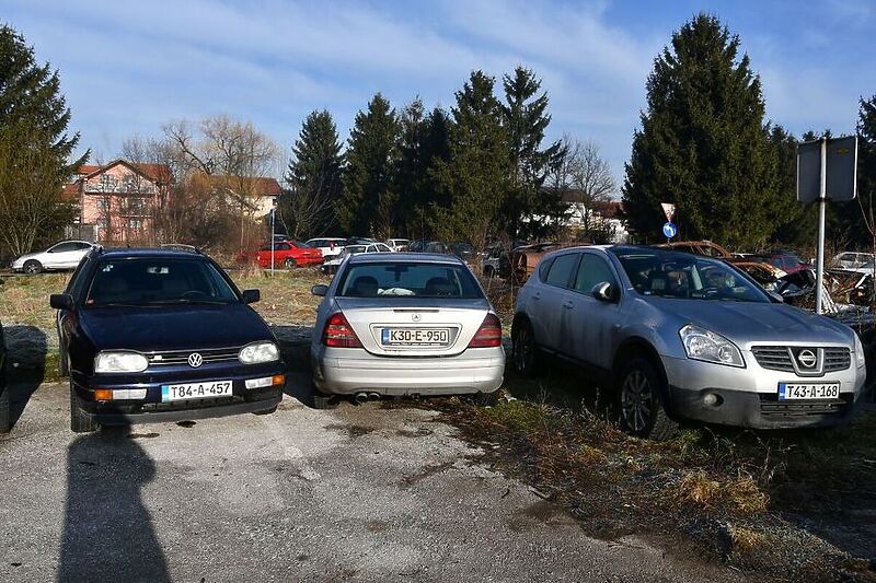 Privremeno oduzeta vozila se trenutno parkiraju u ilidžanskom naselju Butmir (Foto: MUP  KS)