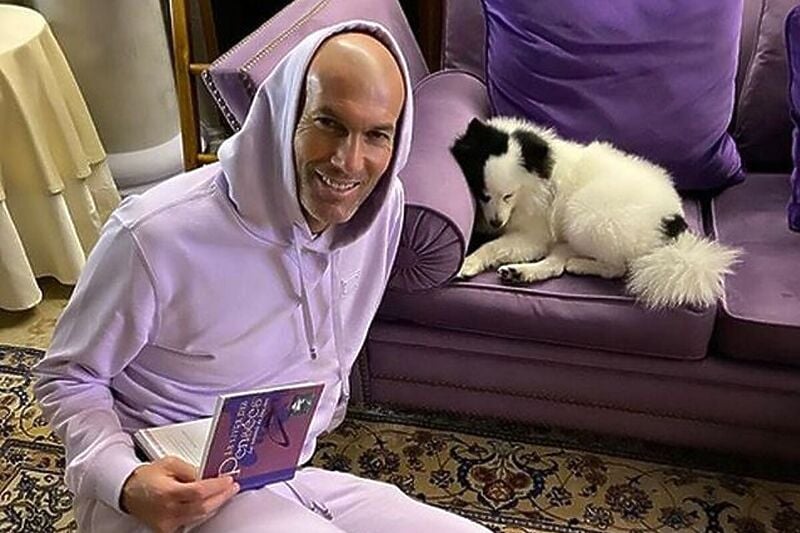 Zidane se fotografisao dok sjedi na podu jedne od dnevnih soba (Foto: Instagram)