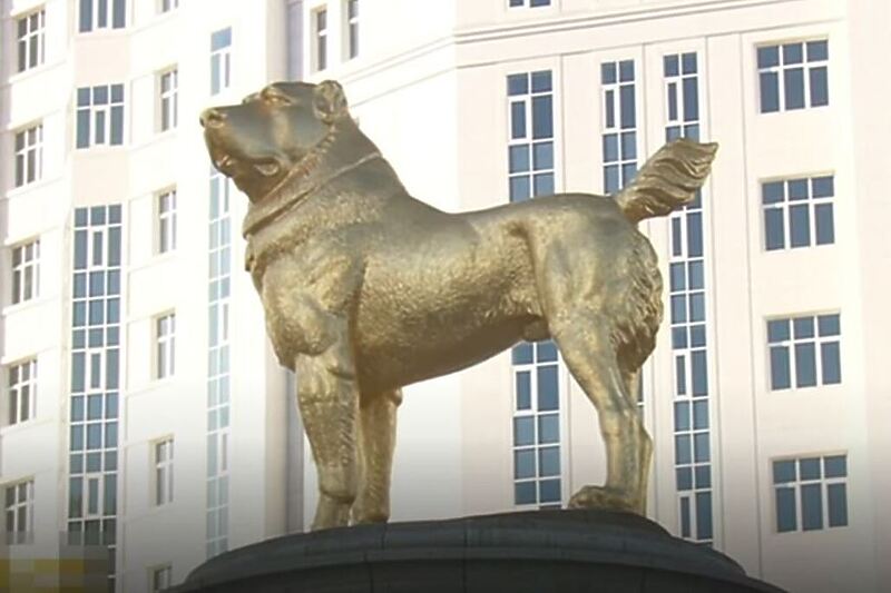 Zlatna statua psa alabai u glavnom gradu Turkmenistana (Foto: Screenshot YouTube RT)