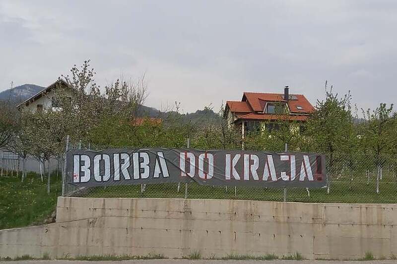 Transparent na ogradi imanja Fuada Kasumovića