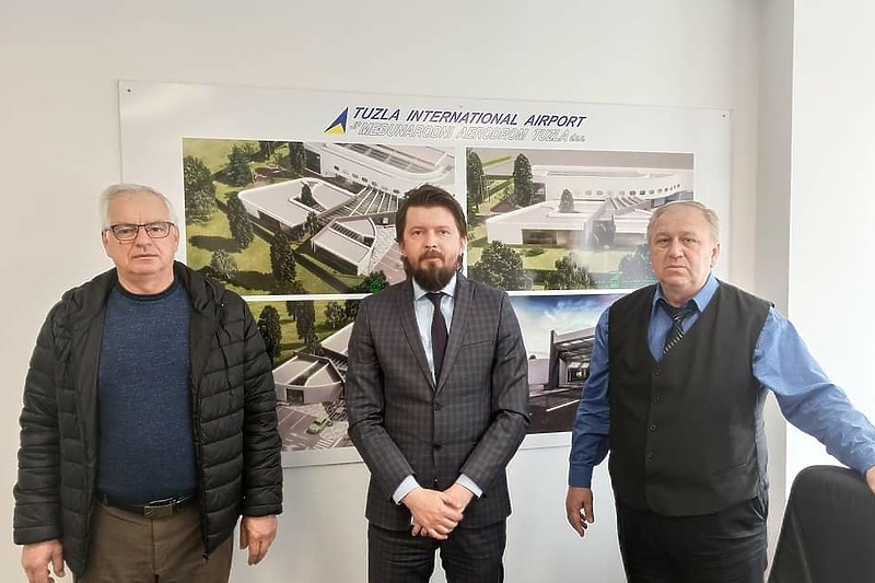 Samir Vildić (u sredini) u posjeti Međunarodnom aerodromu u Tuzli