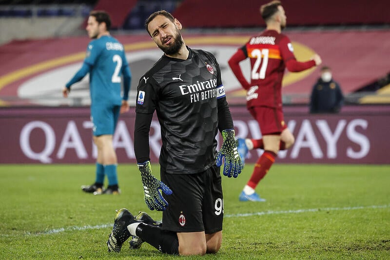 Ultrasi Milana okupili su se ispred sportskog centra Milanello pred meč s Beneventom (Foto: EPA-EFE)