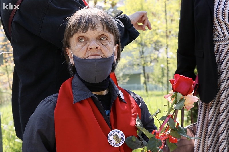 Tuzlaci su položili cvijeće pored biste Josipa Broza Tita (Foto: A. K./Klix.ba)