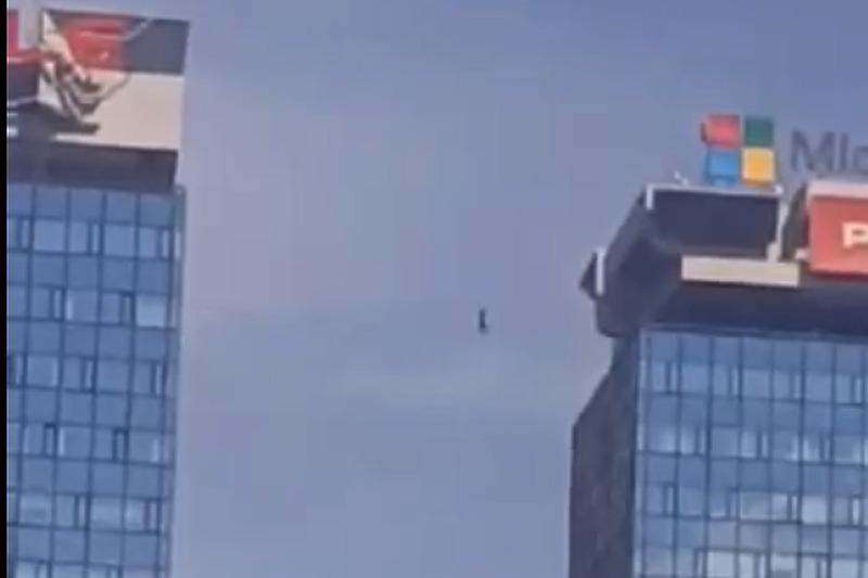 Muškarac hodao po žici između Uniticovih nebodera (Foto:Screenshot)