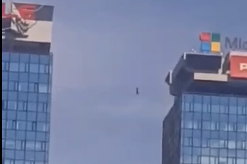Muškarac hodao po žici između Uniticovih nebodera (Foto:Screenshot)