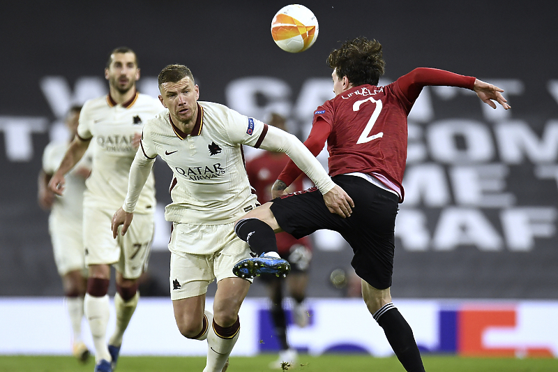 Edin Džeko u prvom duelu protiv Manchester Uniteda na Old Traffordu (Foto: EPA-EFE)