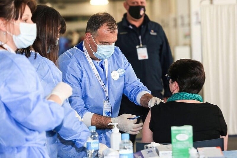 Beroš vakciniše građane u Zagrebu (Foto: Marin Tironi/Pixsell)