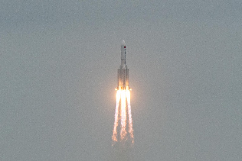 Kineska raketa lansirana 29. aprila (Foto: EPA-EFE)