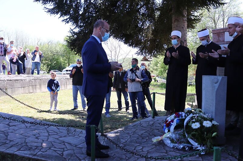 Ramiz Salkić na obilježavanju godišnjice zločina u Bratuncu (Foto: Kabinet potpredsjednika RS-a)