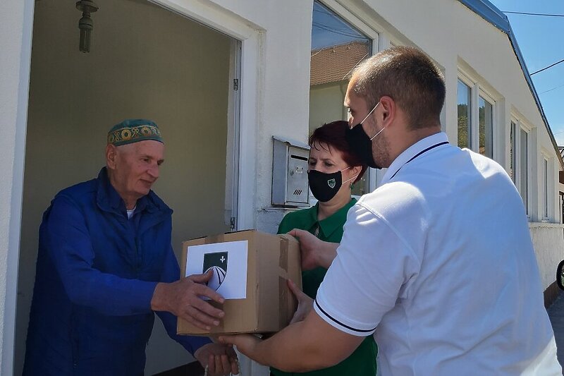 Općina Stari Grad uručila prehrambrene namirnice roditeljima šehida (Foto: Općina Stari Grad)