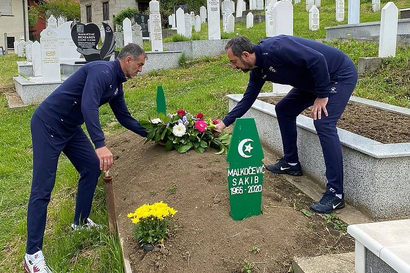 Džidić i Karačić  na mezaru Malkočevića (Foto: Facebook)