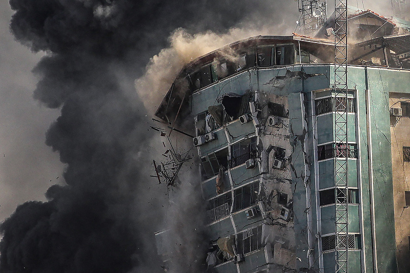 Trenutak rušenja tornja u Gazi (Foto: EPA-EFE)