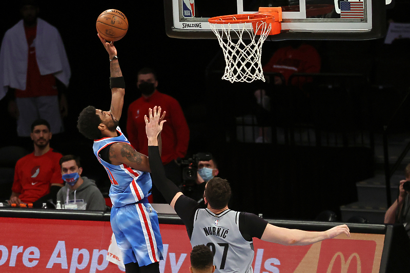 Kyrie Irving u duelu s Jusufom Nurkićem (Foto: EPA-EFE)