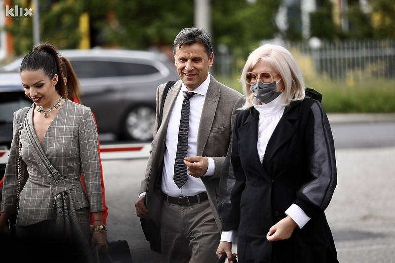 Osumnjičeni premijer FBiH Fadil Novalić s advokaticama (Foto: D. S./Klix.ba)