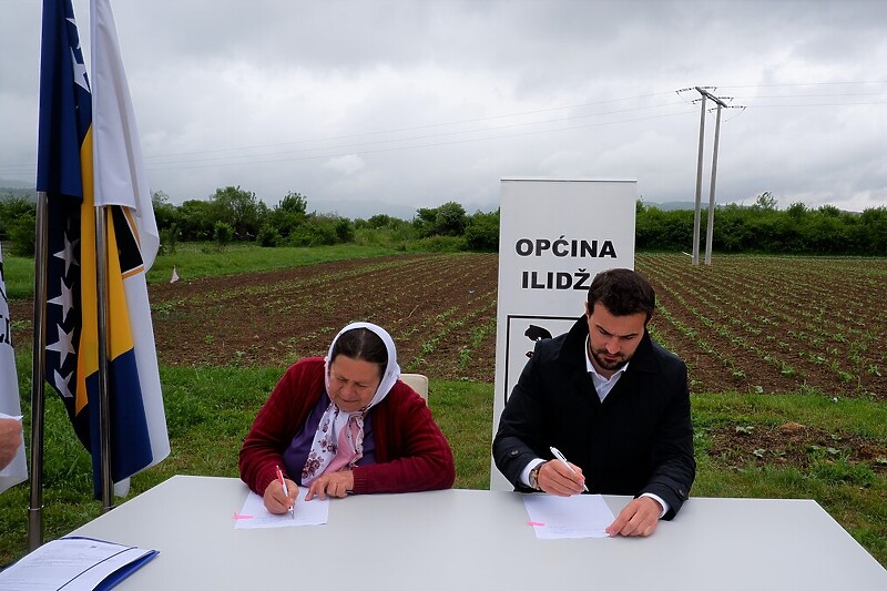 Načelnik Muzur na potpisivanju ugovora za ustupanje zemljišta (Foto: Općina Ilidža)