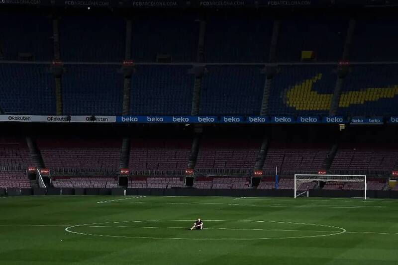Iniesta je nakon meča ostao sam na Nou Campu (Foto: Twitter)
