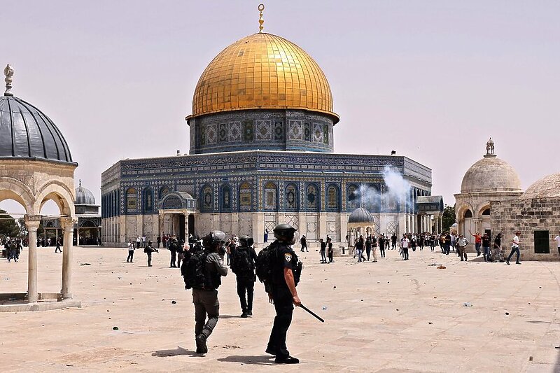 Izraelska policija u Jerusalemu rastjeruje Palestince (Foto: Twitter / @aimanachos)