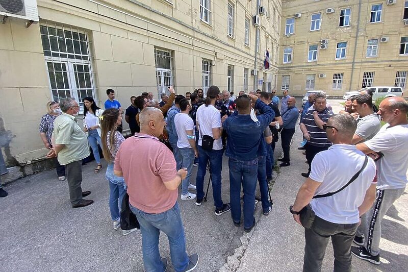 Građani ispred policijske stanice u Trebinju (Foto: Leutar.net)