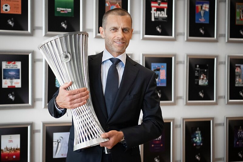 Predsjednik UEFA-e Aleksander Čeferin s trofejom Konferencijske lige