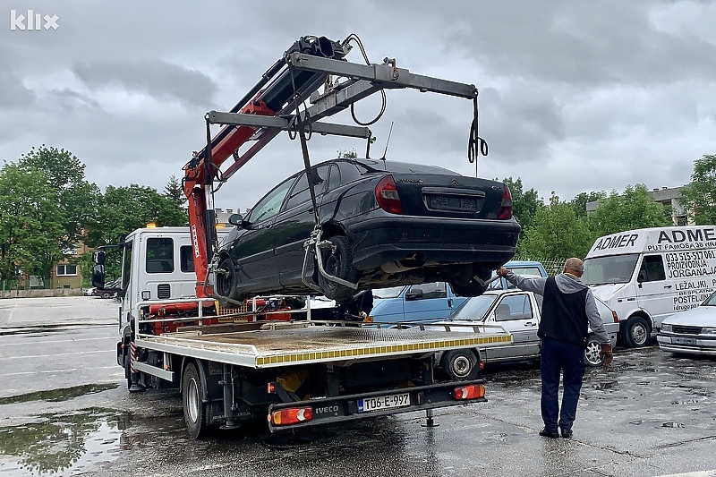 Sklanjanje napuštenih automobila u Sarajevu počelo prije sedam dana (Foto: D. S./Klix.ba)