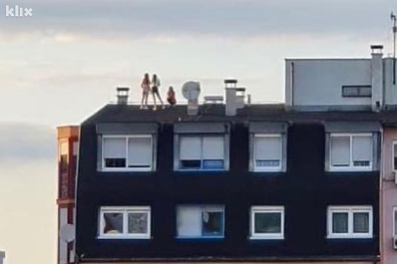Tinejdžerke su selfie pravile na strmom dijelu krova zgrade u Tuzli (Foto: Facebook)