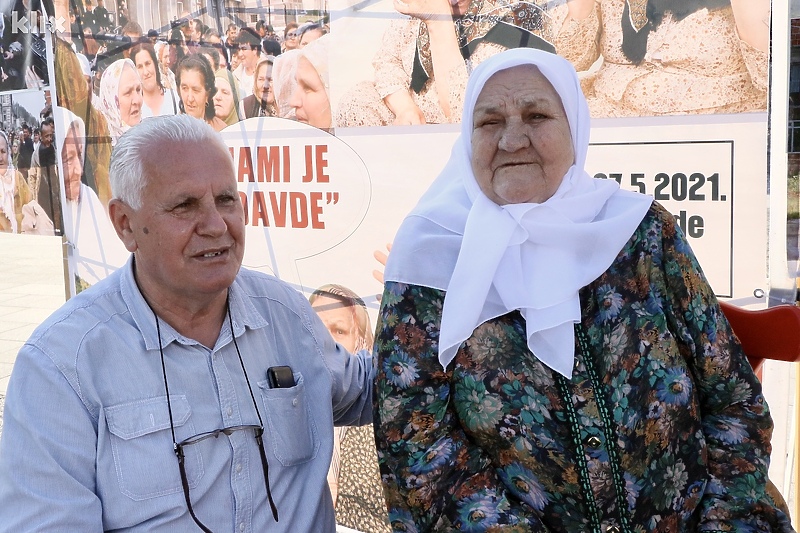 Ahmet Bajrić Blicko i nana Fata Orlović na otvorenju izložbe u Tuzli (Foto: A. K./Klix.ba)