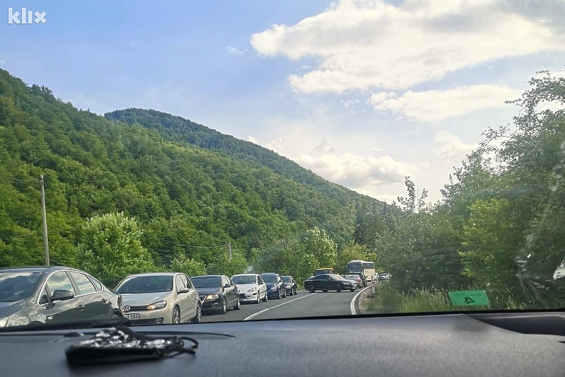 Gužva u Semizovcu zbog saobraćajne nesreće (Foto: Klix.ba)