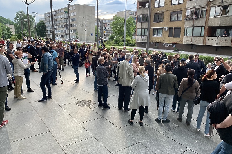 Građani ispred zgrade Face TV-a (Foto: I. Š./Klix.ba)