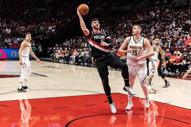 Nurkić sinoć ipak bio bolji od Jokića (Foto: NBA)