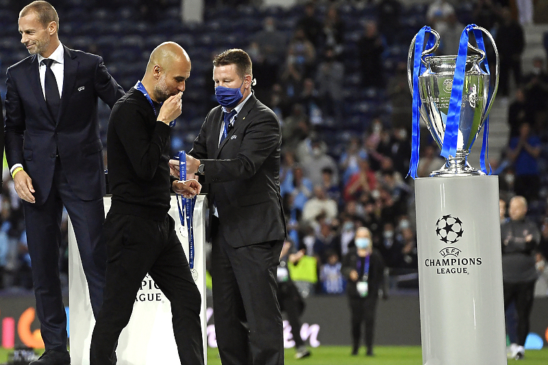 Guardiola ljubi medalju (Foto: EPA-EFE)