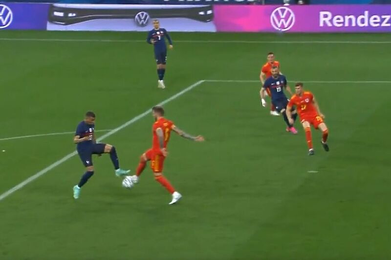 Mbappe je olako pao i pokušao je dobiti penal (Foto: Screenshot)