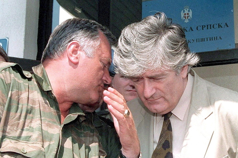 Ratko Mladić u razgovoru s drugim zločincem Radovanom Karadžićem (Foto: EPA-EFE)