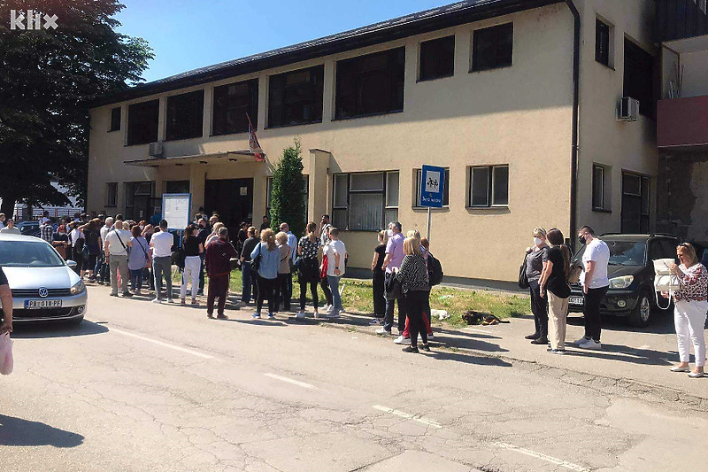 Građani BiH od ranih jutarnjih sati u redovima ispred Doma zdravlja (Foto: Čitatelj)