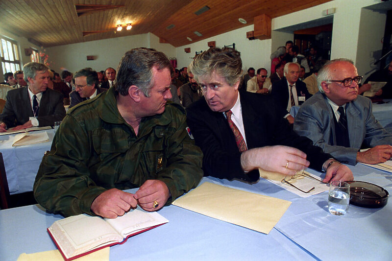 Ratko Mladić i Radovan Karadžić (Foto: EPA/Eric Marti)