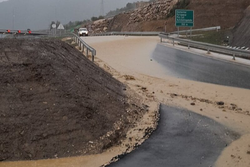 Slijevanje vode sa trase Zeničke obilaznice (Foto: Klix.ba)