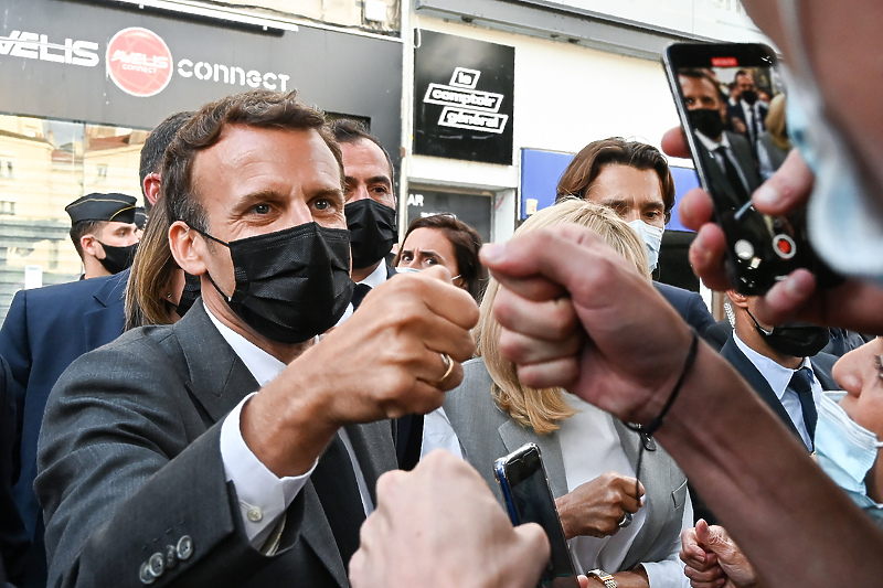 Uprkos incidentu Macron nastavio druženje s građanima (Foto: EPA-EFE)