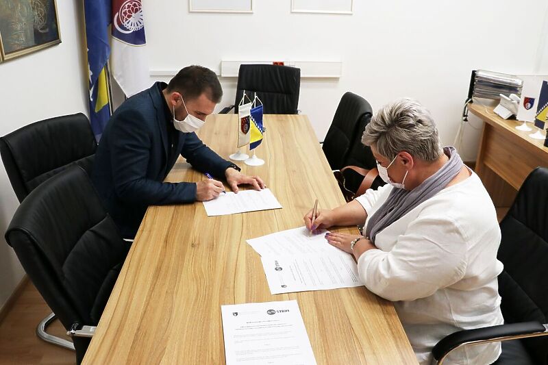 Delić i Ferhatović – Beširović  potpisali dokument (Foto: Vlada KS)
