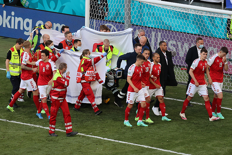 Trenutak kada je Eriksen iznesen sa terena (Foto: EPA-EFE)