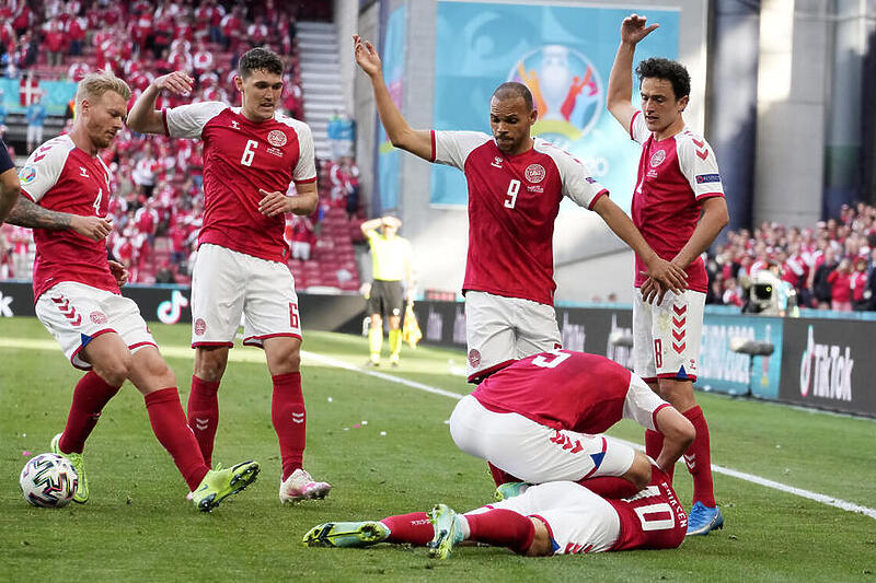 Trenutak nakon što se Erikson srušio na teren (Foto: EPA-EFE)