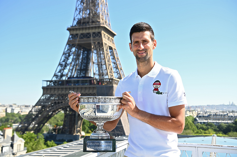 Novak Đoković s trofejom Roland Garrosa (Foto: EPA-EFE)