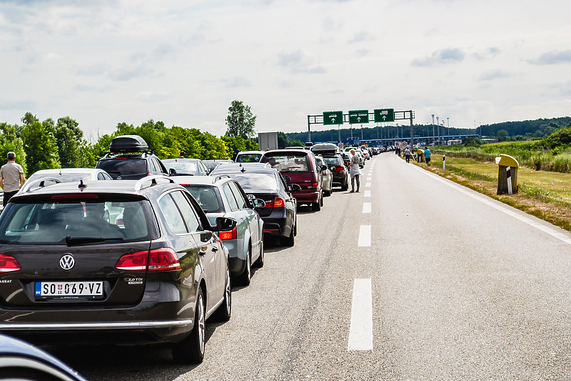 Građani Srbije dobijaju besplatne kartice (Foto: Shutterstock)