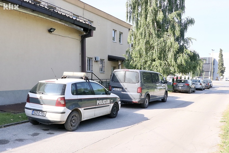 Policija pretresa prostorije Američkog univerziteta u Tuzli (Foto: A. K./Klix.ba)